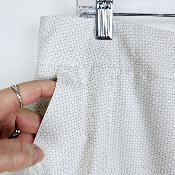 Greg Norman White & Gray Golf Skort NWT - Picture 6 of 10